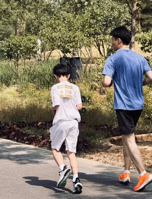 霍思燕帶嗯哼親子跑,獲周潤發合影簽名,嗯哼跑5公里嘴唇發白