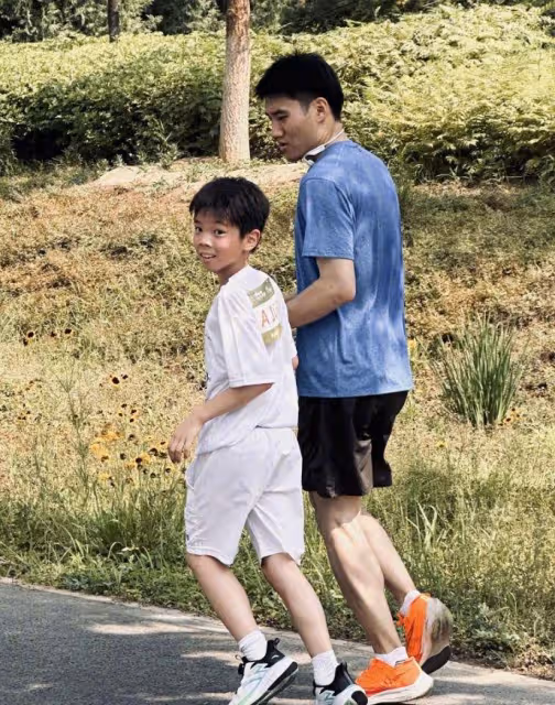 霍思燕帶嗯哼親子跑,獲周潤發合影簽名,嗯哼跑5公里嘴唇發白