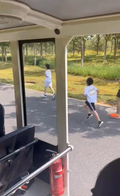 霍思燕帶嗯哼親子跑,獲周潤發合影簽名,嗯哼跑5公里嘴唇發白