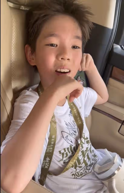 霍思燕帶嗯哼親子跑,獲周潤發合影簽名,嗯哼跑5公里嘴唇發白