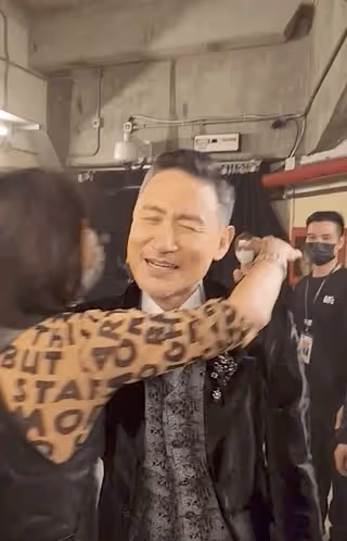 張學友演唱會眾星雲集,劉嘉玲後台與歌神擁抱,曾志偉杜德偉捧場