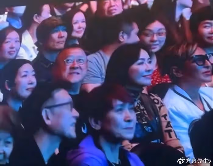 張學友演唱會眾星雲集,劉嘉玲後台與歌神擁抱,曾志偉杜德偉捧場