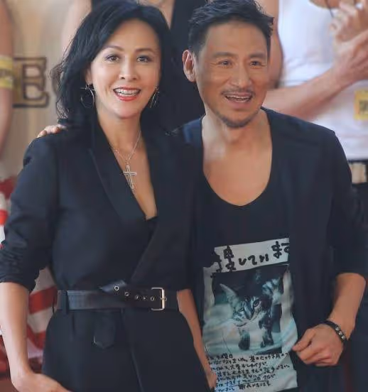 張學友演唱會眾星雲集,劉嘉玲後台與歌神擁抱,曾志偉杜德偉捧場