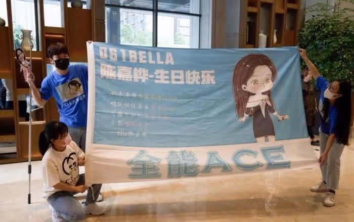 SHE合體為42歲Ella慶生,送萬元包包,Selina挺孕肚素顏狀態極佳