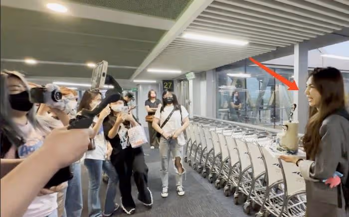 SHE合體為42歲Ella慶生,送萬元包包,Selina挺孕肚素顏狀態極佳