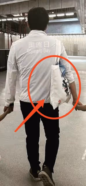 霍啟剛曬照慶祝父親節,牽手三個兒女外出,背著帆布包節儉接地氣