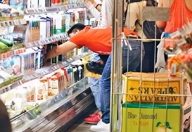 霍啟剛曬照慶祝父親節,牽手三個兒女外出,背著帆布包節儉接地氣