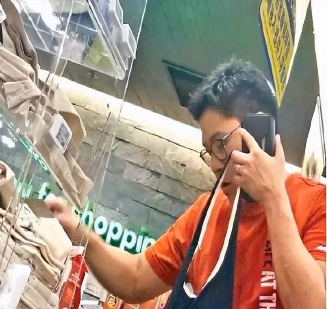 霍啟剛曬照慶祝父親節,牽手三個兒女外出,背著帆布包節儉接地氣