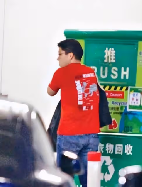 霍啟剛曬照慶祝父親節,牽手三個兒女外出,背著帆布包節儉接地氣