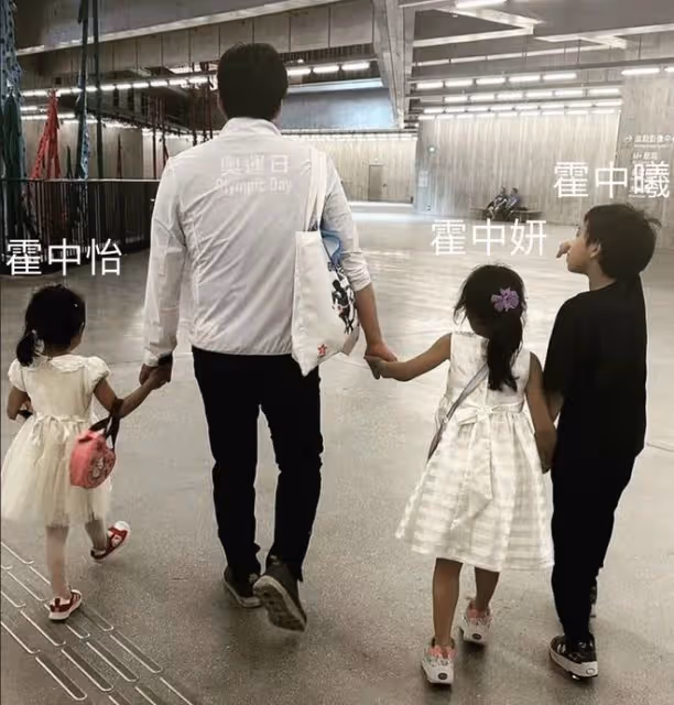 霍啟剛曬照慶祝父親節,牽手三個兒女外出,背著帆布包節儉接地氣