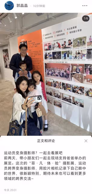 霍啟剛曬照慶祝父親節,牽手三個兒女外出,背著帆布包節儉接地氣