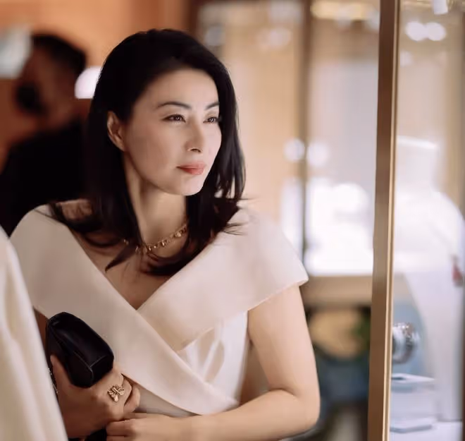 霍啟剛曬照慶祝父親節,牽手三個兒女外出,背著帆布包節儉接地氣
