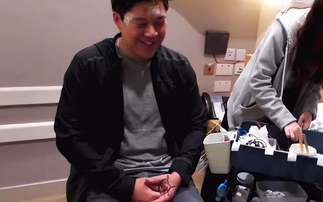 霍啟剛曬照慶祝父親節,牽手三個兒女外出,背著帆布包節儉接地氣