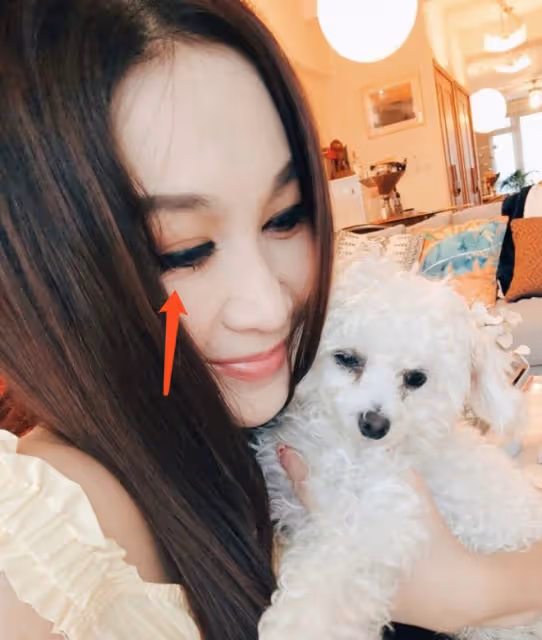 溫碧霞曬美照，與13歲養子貼臉賣萌像戀人，慶祝他從美國放假回家