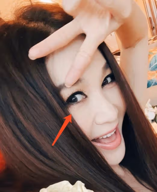 溫碧霞曬美照，與13歲養子貼臉賣萌像戀人，慶祝他從美國放假回家