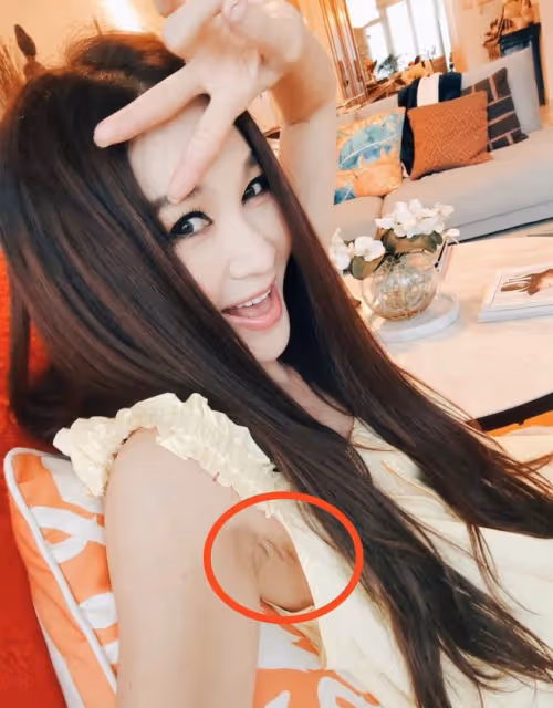溫碧霞曬美照，與13歲養子貼臉賣萌像戀人，慶祝他從美國放假回家