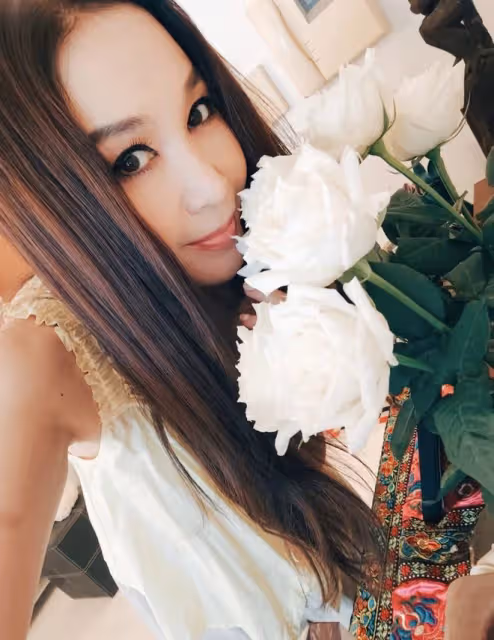 溫碧霞曬美照，與13歲養子貼臉賣萌像戀人，慶祝他從美國放假回家