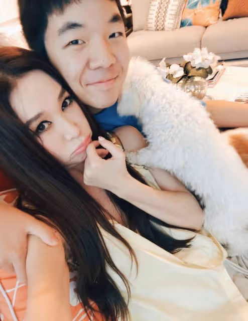 溫碧霞曬美照，與13歲養子貼臉賣萌像戀人，慶祝他從美國放假回家