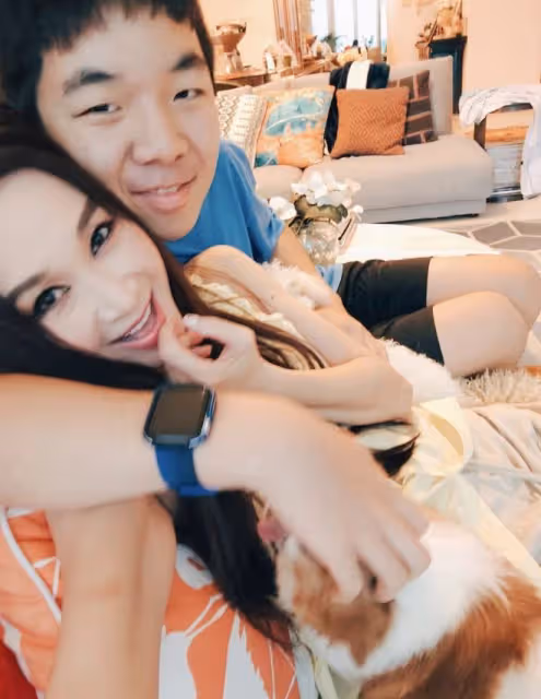 溫碧霞曬美照,與13歲養子貼臉賣萌像戀人,慶祝他從美國放假回家