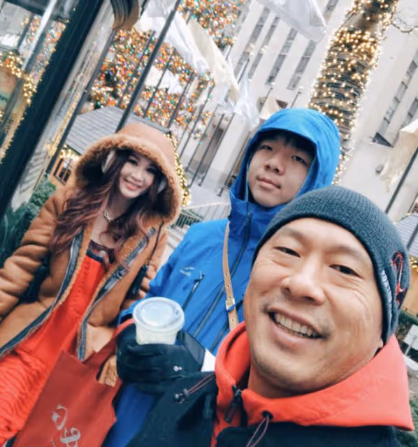 溫碧霞曬美照,與13歲養子貼臉賣萌像戀人,慶祝他從美國放假回家