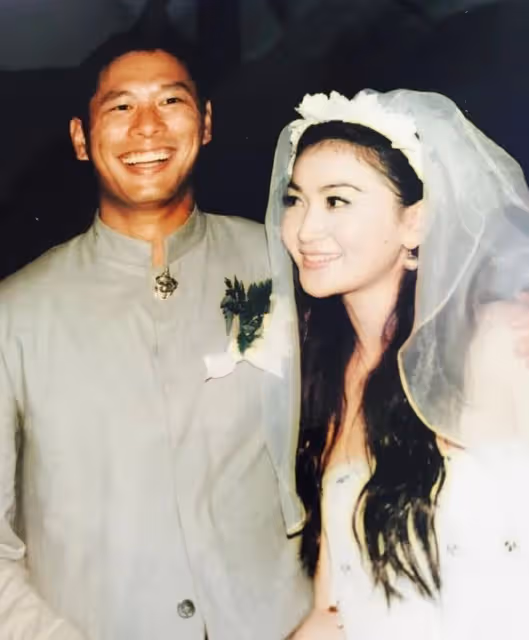 溫碧霞曬美照,與13歲養子貼臉賣萌像戀人,慶祝他從美國放假回家