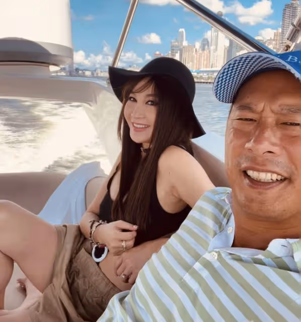 溫碧霞曬美照,與13歲養子貼臉賣萌像戀人,慶祝他從美國放假回家