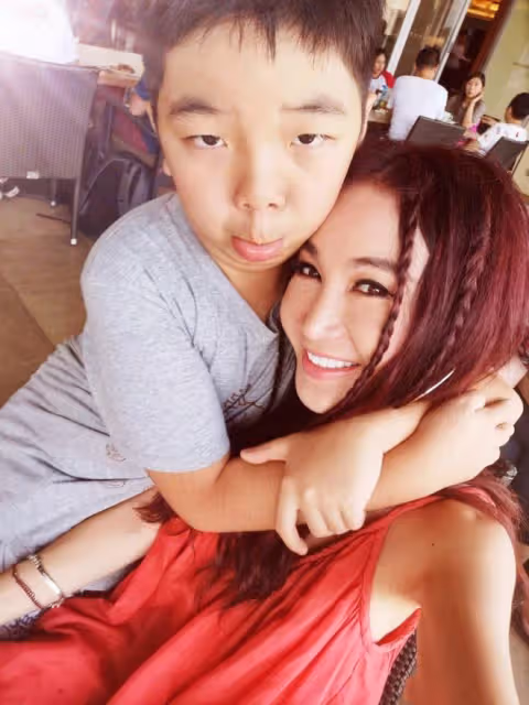 溫碧霞曬美照,與13歲養子貼臉賣萌像戀人,慶祝他從美國放假回家