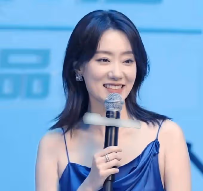 37歲張小斐變大膽了,穿弔帶高時尚裙子大秀美腿,自信的女人真美