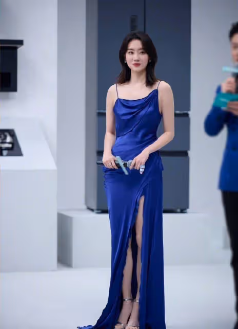 37歲張小斐變大膽了,穿弔帶高時尚裙子大秀美腿,自信的女人真美