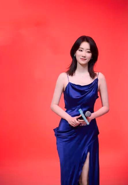 37歲張小斐變大膽了,穿弔帶高時尚裙子大秀美腿,自信的女人真美