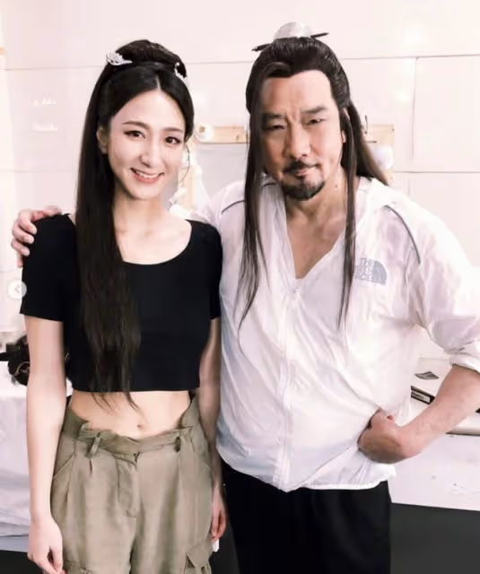 雪梨女兒曬照慶父親節,被生父徐少強緊摟很溫馨,稱從不怨恨對方