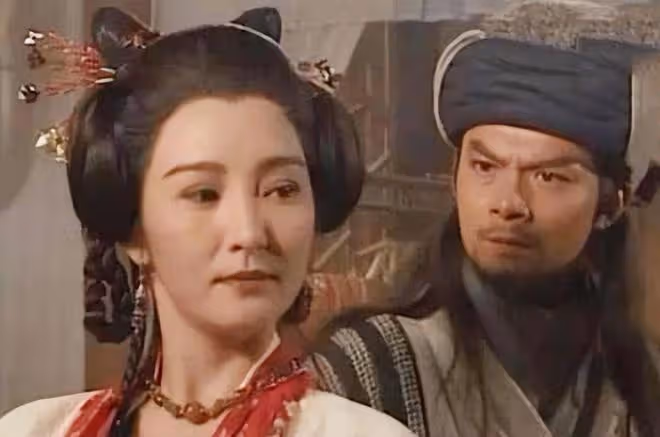 雪梨女兒曬照慶父親節,被生父徐少強緊摟很溫馨,稱從不怨恨對方