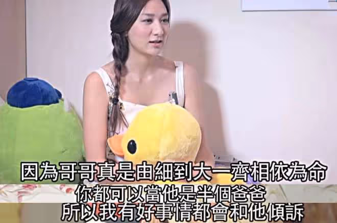 雪梨女兒曬照慶父親節,被生父徐少強緊摟很溫馨,稱從不怨恨對方