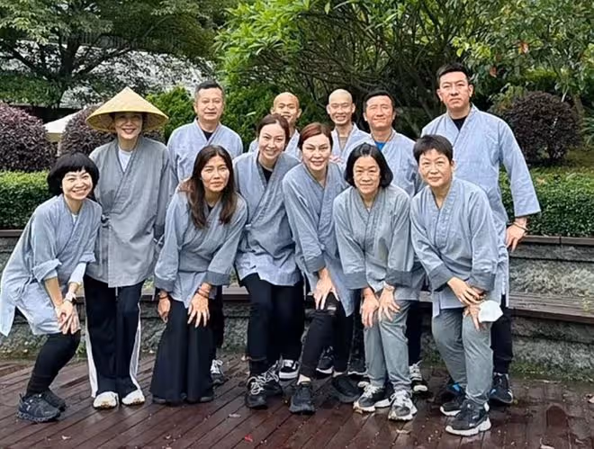 香港知名女星息影18年近況,凌晨寺廟做義工,穿僧衣戴斗笠很樸素