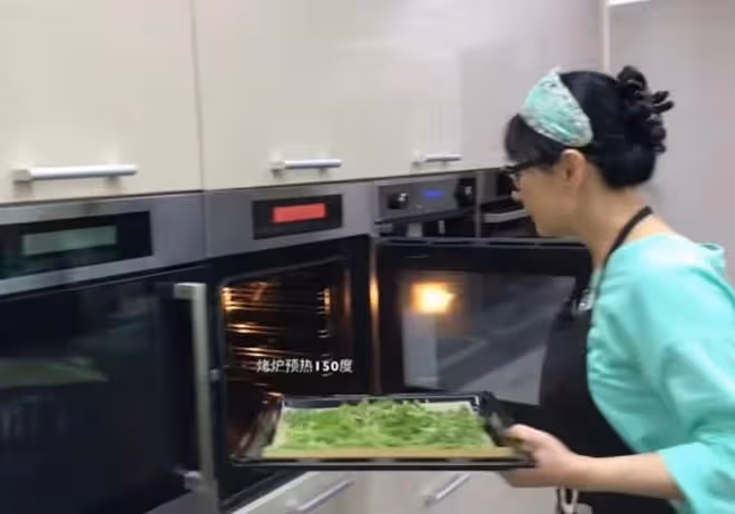 58歲李賽鳳近照滄桑變化大!息影后生活接地氣,在家用泡沫箱種菜
