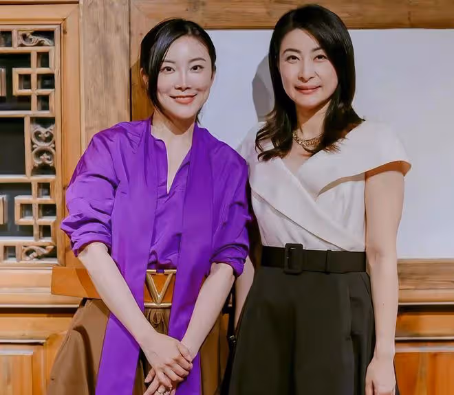郭晶晶出席名流晚宴站C位,穿禮服太優雅,同場魯豫被指瘦成麻杆