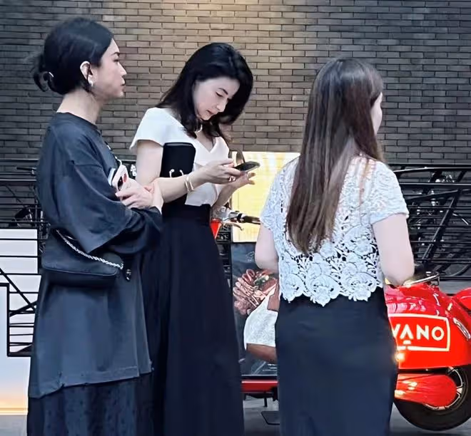 郭晶晶出席名流晚宴站C位,穿禮服太優雅,同場魯豫被指瘦成麻杆