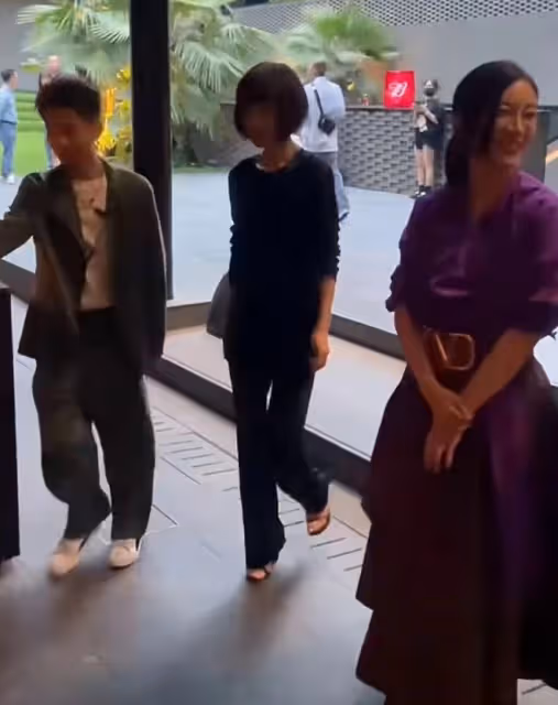 郭晶晶出席名流晚宴站C位,穿禮服太優雅,同場魯豫被指瘦成麻杆