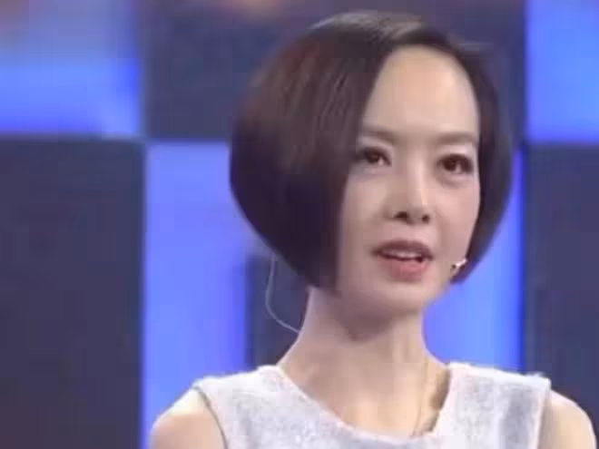 郭晶晶出席名流晚宴站C位,穿禮服太優雅,同場魯豫被指瘦成麻杆
