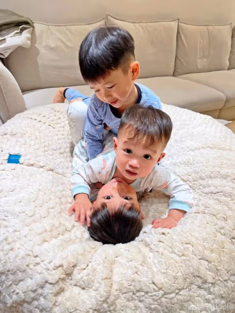 胡杏兒老公父親節曬全家福,仨兒子都是高顏值,越長越像似三胞胎
