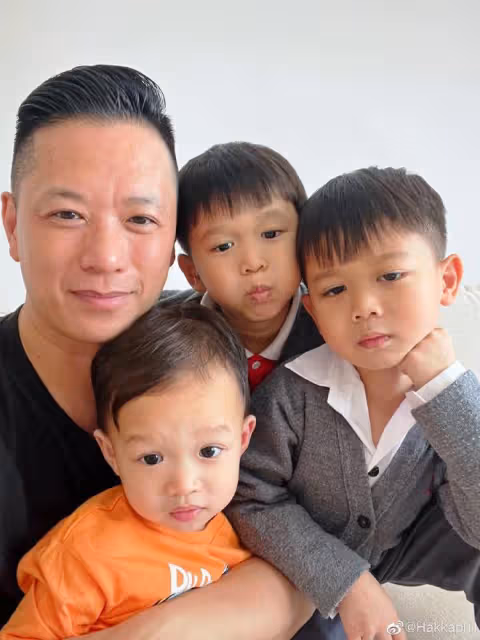 胡杏兒老公父親節曬全家福,仨兒子都是高顏值,越長越像似三胞胎