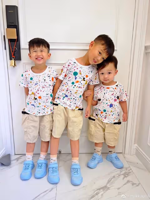 胡杏兒老公父親節曬全家福,仨兒子都是高顏值,越長越像似三胞胎