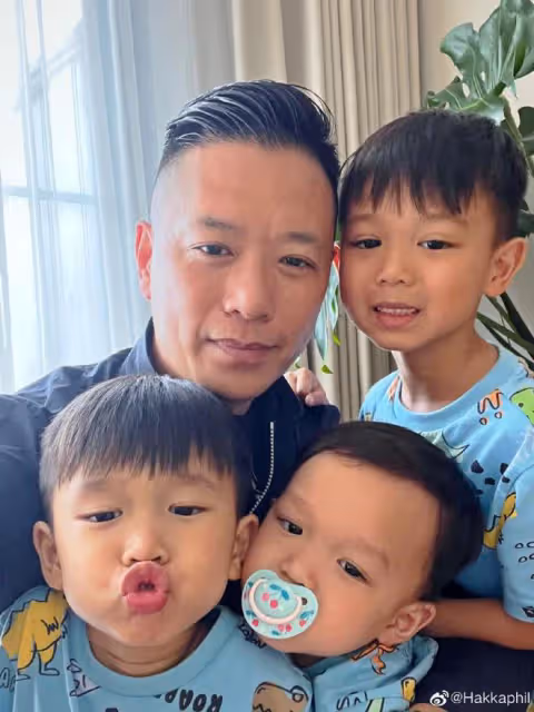 胡杏兒老公父親節曬全家福,仨兒子都是高顏值,越長越像似三胞胎