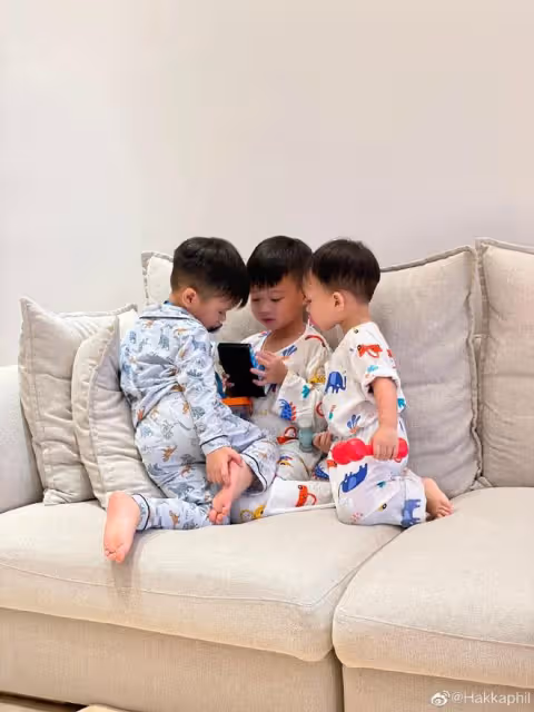 胡杏兒老公父親節曬全家福,仨兒子都是高顏值,越長越像似三胞胎