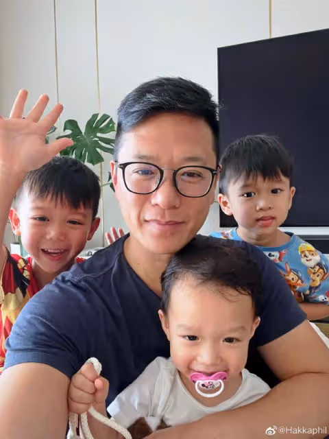 胡杏兒老公父親節曬全家福,仨兒子都是高顏值,越長越像似三胞胎