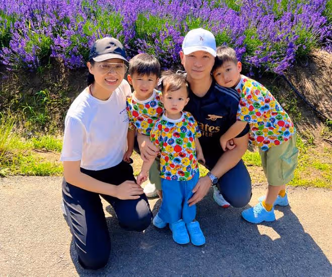 胡杏兒老公父親節曬全家福,仨兒子都是高顏值,越長越像似三胞胎