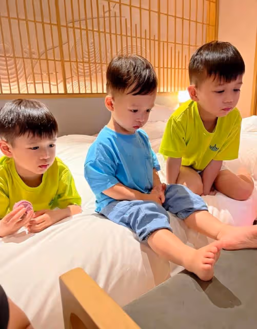 胡杏兒老公父親節曬全家福,仨兒子都是高顏值,越長越像似三胞胎