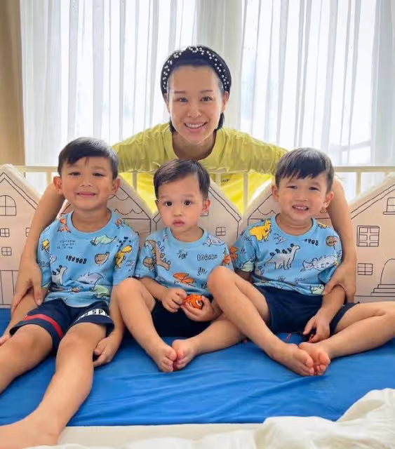 胡杏兒老公父親節曬全家福,仨兒子都是高顏值,越長越像似三胞胎