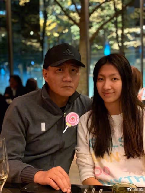 胡軍父親節曬兒女,九兒顏值高像媽媽,14歲康康又高又帥像爸爸