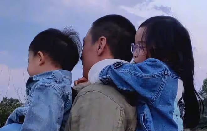 朱丹父親節曬老公孩子,周一圍抱著兒子背著女兒,父愛滿滿超幸福